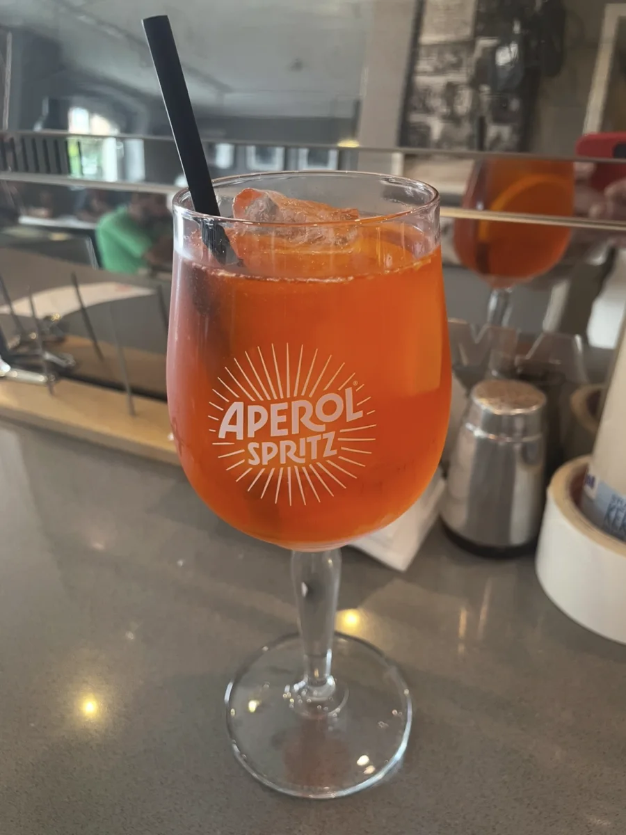 Aperol Spritz an der Theke bei Daniele