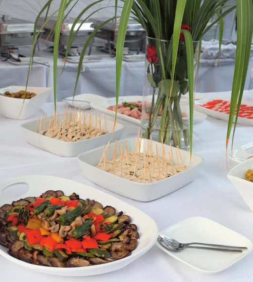 Italienisches Catering-Buffet mit Antipasti und kleinen Häppchen