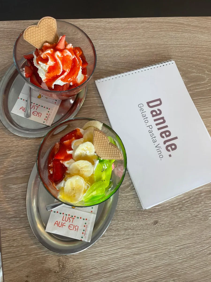 Fresh fruit sundaes with strawberries, banana and kiwi