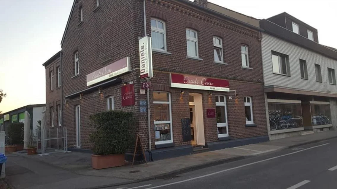 The façade of Eiscafé Destro in earlier years