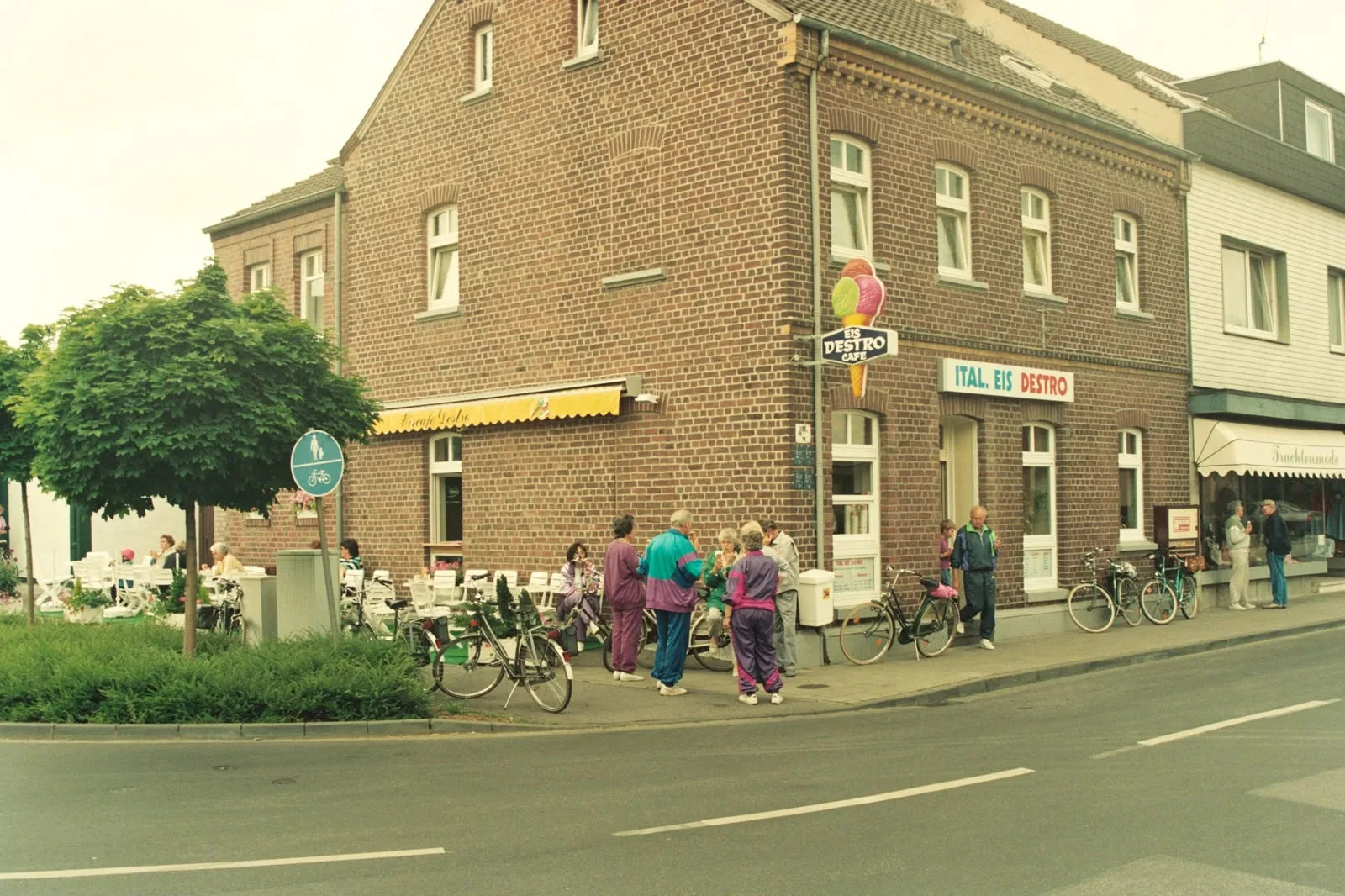 Historic photograph of Eiscafé Destro in Korschenbroich in 1990